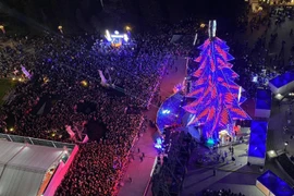 Đêm Giáng sinh Vincom: Lễ hội rộn ràng, quà tặng ngập tràn