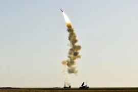 Iran chơi lớn, phóng tên lửa cố "vít cổ" máy bay Mỹ