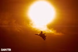 Màn trình diễn của "Hổ mang chúa" Su-30MK2 trên bầu trời Hà Nội