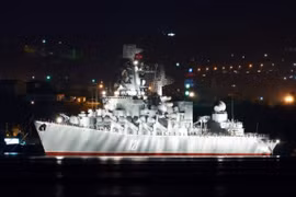 Nga cử tàu tuần dương tên lửa Moscow áp sát tàu sân bay Anh