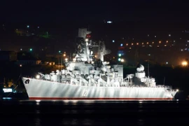 Nga cử tàu tuần dương tên lửa Moscow áp sát tàu sân bay Anh