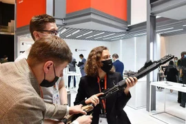 Triển lãm IDEX 2021: Vũ khí Nga làm khuynh đảo khách thăm quan