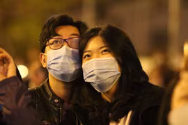 Tết Tân Sửu 2021: Người dân Hà Nội xem pháo hoa an toàn và ấm áp