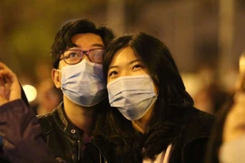 Tết Tân Sửu 2021: Người dân Hà Nội xem pháo hoa an toàn và ấm áp