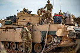 Bộ trưởng Quốc phòng Anh: Cần cẩu quan trọng hơn xe tăng và tiêm kích