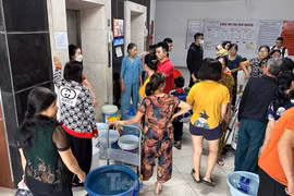 Bị cắt nước, dân chung cư Hà Nội 'nhịn' tắm, nấu ăn bằng nước đóng chai 