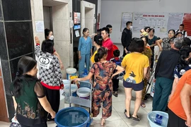 Bị cắt nước, dân chung cư Hà Nội 'nhịn' tắm, nấu ăn bằng nước đóng chai 