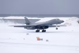 B-1B Lancer Mỹ hạ cánh thẳng lên tuyết, gửi lời thách thức tới Nga