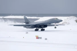 B-1B Lancer Mỹ hạ cánh thẳng lên tuyết, gửi lời thách thức tới Nga