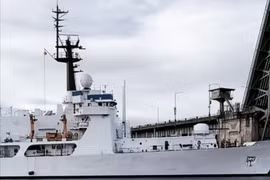 Tàu chiến Mỹ cạo sạch sơn, chuẩn bị bàn giao cho Việt Nam