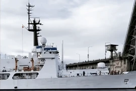Tàu chiến Mỹ cạo sạch sơn, chuẩn bị bàn giao cho Việt Nam