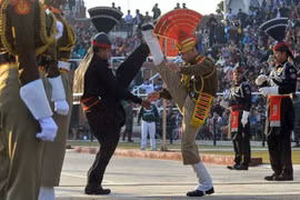 Những bộ quân phục độc đáo và sặc sỡ nhất thế giới