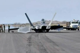 Mỹ mất 4 năm mới sửa xong tiêm kích F-22 Raptor mài bụng xuống đường băng