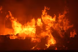 Cháy lớn tại kho chứa hàng, thiệt hại ước tính gần 10 tỷ đồng