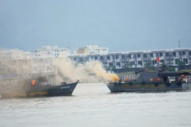 Ảnh: Việt Nam, Mỹ diễn tập ứng phó sự cố tràn dầu trên sông Hàn