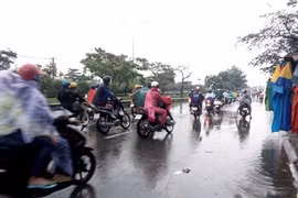 Mưa trái mùa tăng, chống ngập thêm vất vả