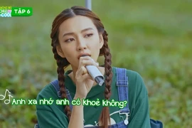 Hoa hậu Thùy Tiên cực chill khi hát Gửi anh xa nhớ trong ngày sinh nhật Quang Linh Vlog tại show nhạc Không Độ