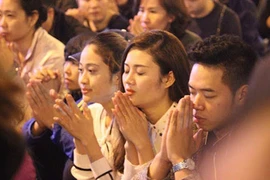 Gái xinh nô nức đến chùa Phúc Khánh giải hạn sao xấu