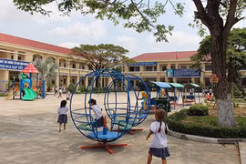 Cô giáo "quỳ xin lỗi" đã đi dạy bình thường