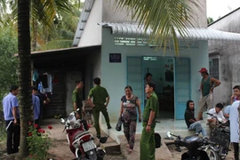 Chồng đâm chết vợ trong phòng ngủ rồi tự sát