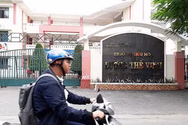 Thầy giáo tát mặt, đá mông nhiều học sinh lớp 5