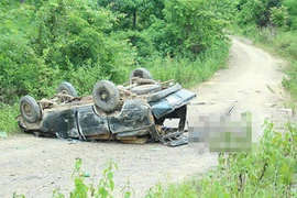 Lật xe chở gỗ lậu, 2 người bị gỗ đè chết thảm