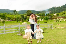 Loạt ảnh đẹp như tranh vẽ của gia đình Hồ Ngọc Hà trong MV mới