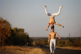 Những màn biểu diễn chồng đầu gây thót tim của Quốc Cơ - Quốc Nghiệp 