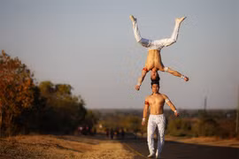 Những màn biểu diễn chồng đầu gây thót tim của Quốc Cơ - Quốc Nghiệp 