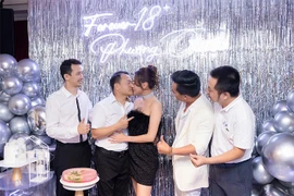 Vợ chồng Phương Oanh - Shark Bình khóa môi tình tứ trong tiệc sinh nhật