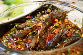 Tôm “say rượu“: Đặc sản kinh dị khiến thực khách hết hồn 