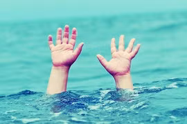 Tắm ao khi đi chăn dê, 2 cháu bé đuối nước thương tâm