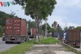 Đường vào cảng Tiên Sa biến thành bãi đỗ xe container