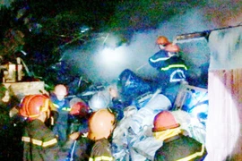 TPHCM: Hàng trăm chiến sĩ tham gia chữa cháy bãi phế liệu