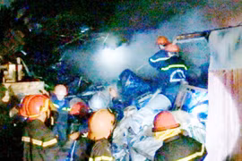TPHCM: Hàng trăm chiến sĩ tham gia chữa cháy bãi phế liệu