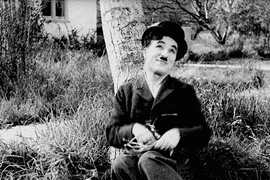 Vì sao tình báo Anh âm thầm theo dõi “Vua hề Sác lô“?