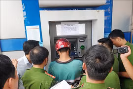 Bắt nhóm người Trung Quốc làm giả thẻ ATM ở Nghệ An