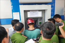 Bắt nhóm người Trung Quốc làm giả thẻ ATM ở Nghệ An