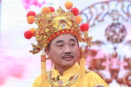 “Ngọc Hoàng” Quốc Khánh khiến dân mạng phát sốt vì kiểu bắt tay mới