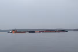 Tàu VIETSUN INT chìm trên sông Lòng Tàu: 17 thuyền viên thoát nạn, 285 container lênh đênh