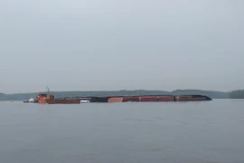 Tàu VIETSUN INT chìm trên sông Lòng Tàu: 17 thuyền viên thoát nạn, 285 container lênh đênh