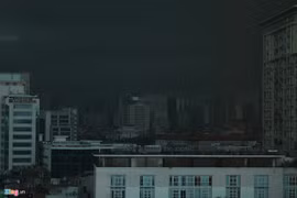 Ảnh bầu trời Hà Nội bỗng đen kịt giữa buổi chiều