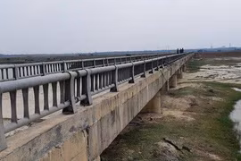 Hà Tĩnh truy nguyên nhân cầu hơn 7 tỷ đồng rạn nứt, lộ cốt xốp bên trong