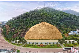 Phù điêu khổng lồ “Lạc Long Quân - Âu Cơ” ở Bình Định đặc biệt thế nào?