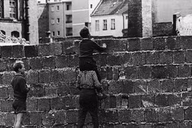 “Ranh giới” bức tường Berlin chứa đựng bí mật gây sốc nào? 
