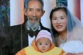 Mời thầy về chữa bệnh cho bố, cô gái 22 tuổi phải lòng cụ ông U70