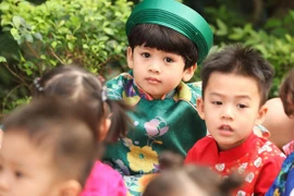 Con trai Ngọc Lan diện áo dài tết, khôi ngô hết phần thiên hạ