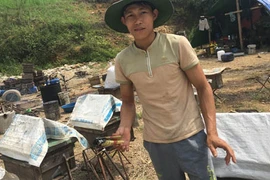 Cuộc đời "lạ" của thợ săn ong lấy mật