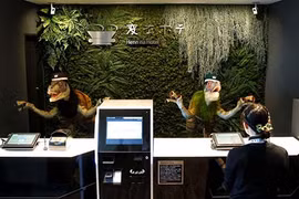 Cá robot bơi lội trong “khách sạn người máy” ở Nhật Bản