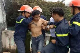 Thanh niên ngáo đá đốt nhà, định nhảy lầu tự tử